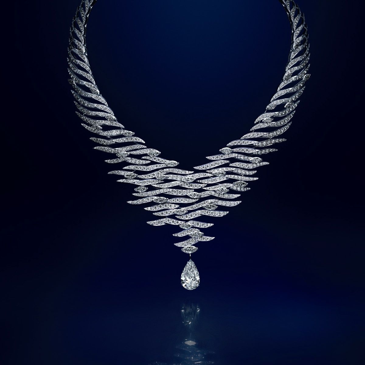 À Fleur d’Eau transformable necklace in white gold with diamonds