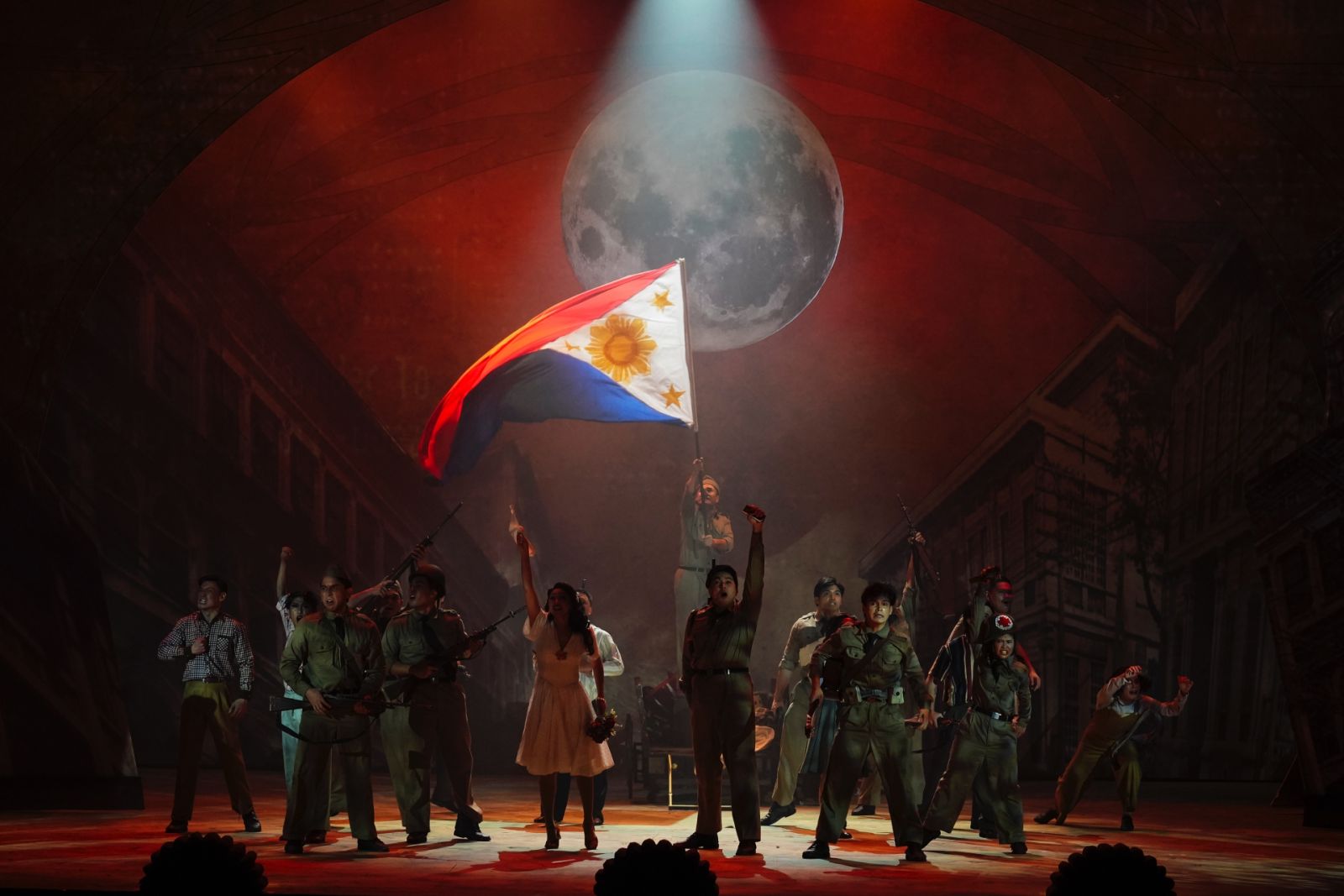 The cast of ‘Mula sa Buwan’ at the final scene of Act One (Photo: Kris Rocha)