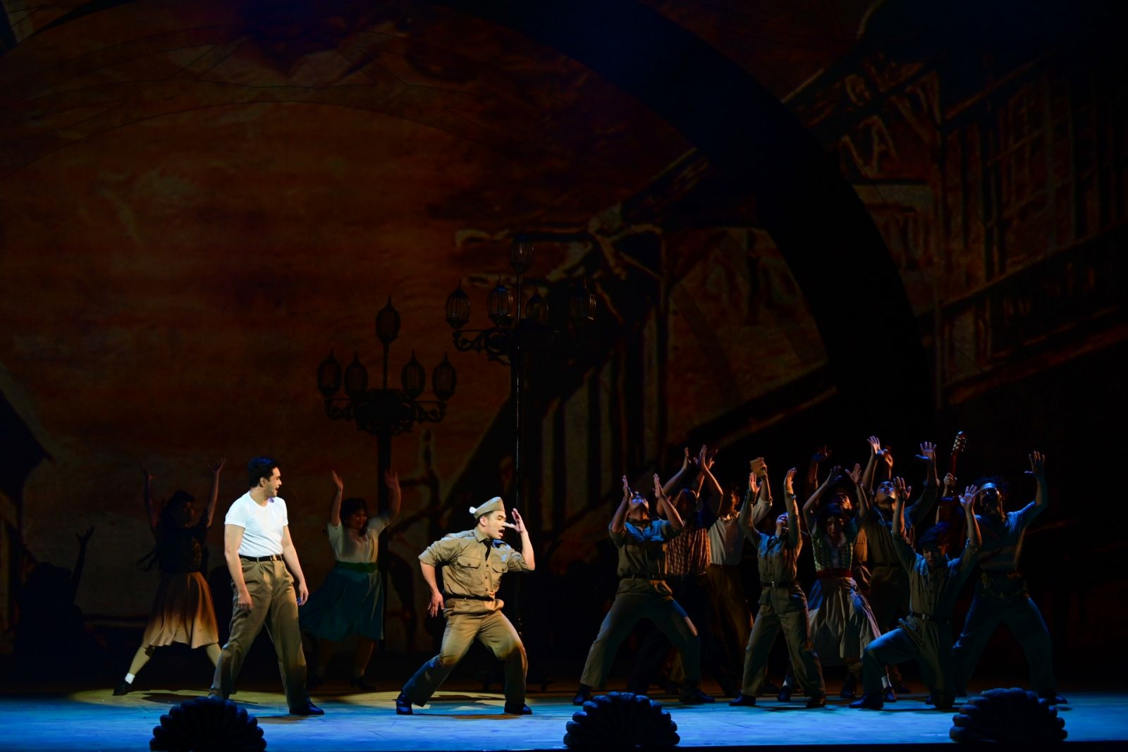 MC Dela Cruz and Paw Castillo during the opening show of ‘Mula sa Buwan’ 2024 production (Photo: Kyle Venturillo)