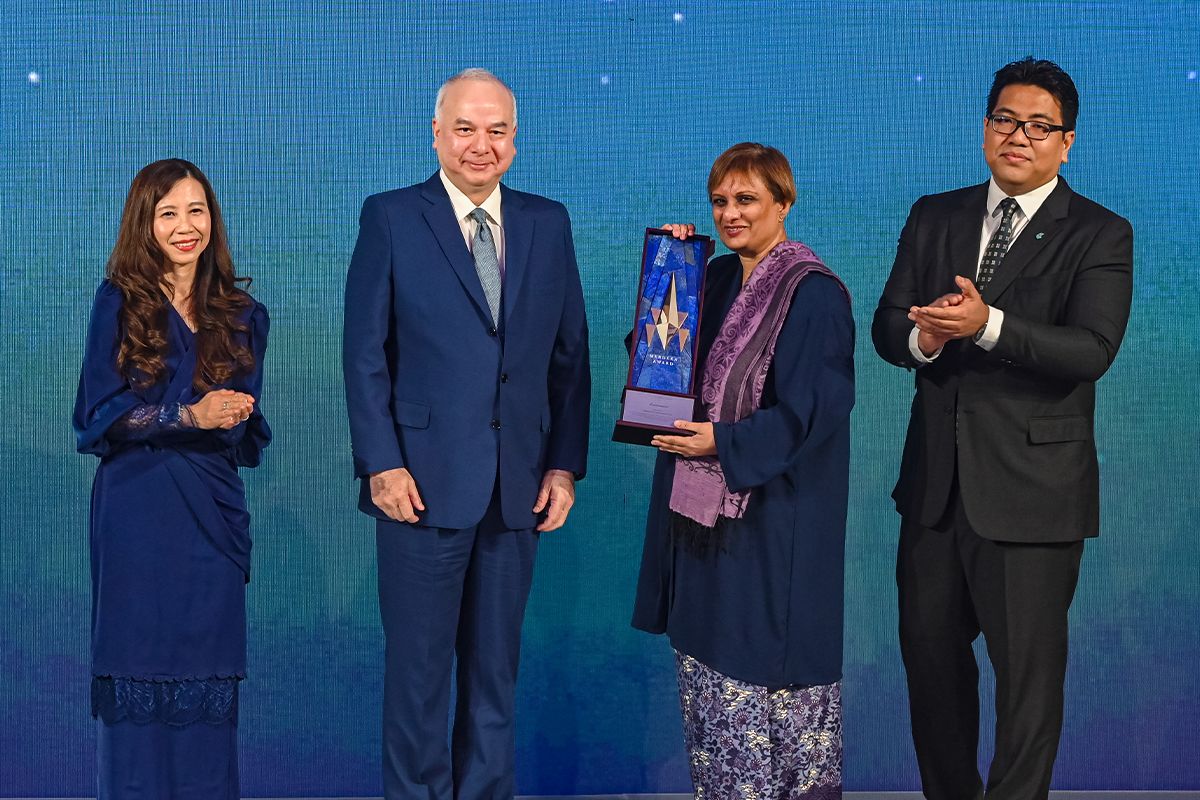 Siti Hurrairah Sulaiman, Merdeka Award Trust royal patron and chairman Sultan Nazrin Muizzuddin Shah and Professor Dr Joy Jacqueline Pereira, Tan Sri Tengku Muhammad Taufik