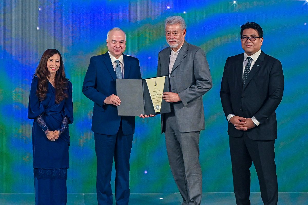 Siti Hurrairah Sulaiman, Merdeka Award Trust royal patron and chairman Sultan Nazrin Muizzuddin Shah and emeritus professor Dr Jomo Kwame Sundaram, Tan Sri Tengku Muhammad Taufik