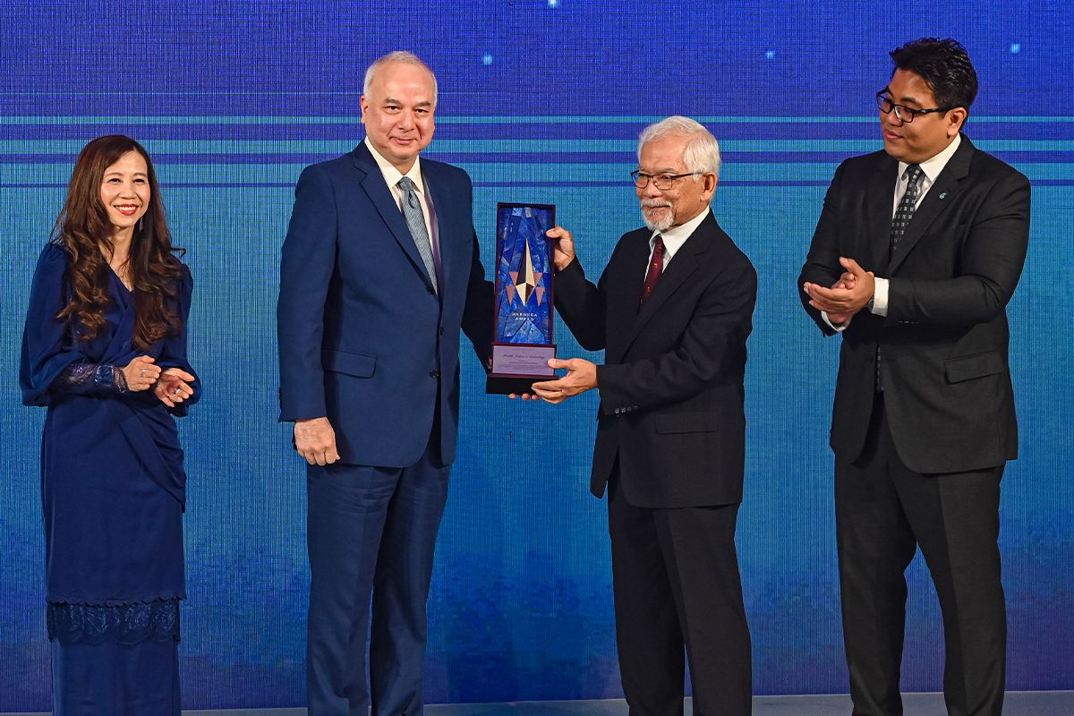 Siti Hurrairah Sulaiman, Merdeka Award Trust royal patron and chairman Sultan Nazrin Muizzuddin Shah and Tan Sri Dato’ Dr Abu Bakar Suleiman, Tan Sri Tengku Muhammad Taufik