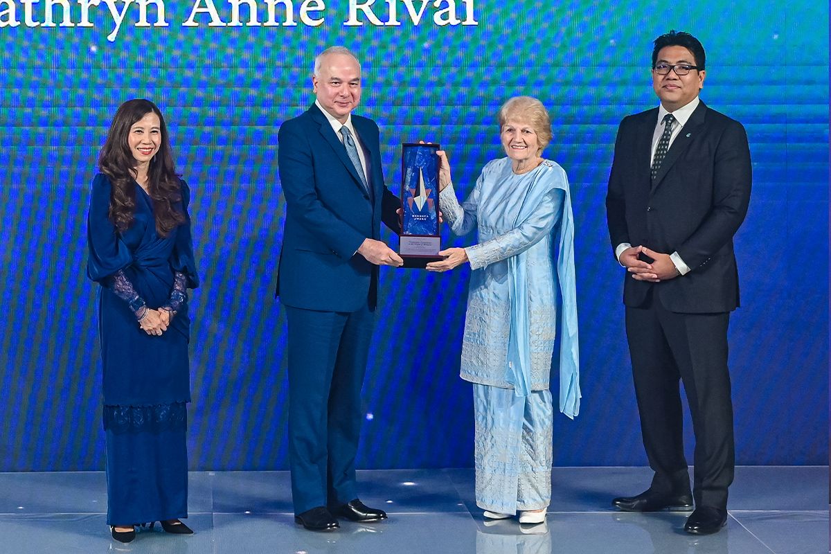 Siti Hurrairah Sulaiman, Merdeka Award Trust royal patron and chairman Sultan Nazrin Muizzuddin Shah conferring the award to Dr Kathryn Anne Rivai, founder of Etania Schools, Tan Sri Tengku Muhammad Taufik