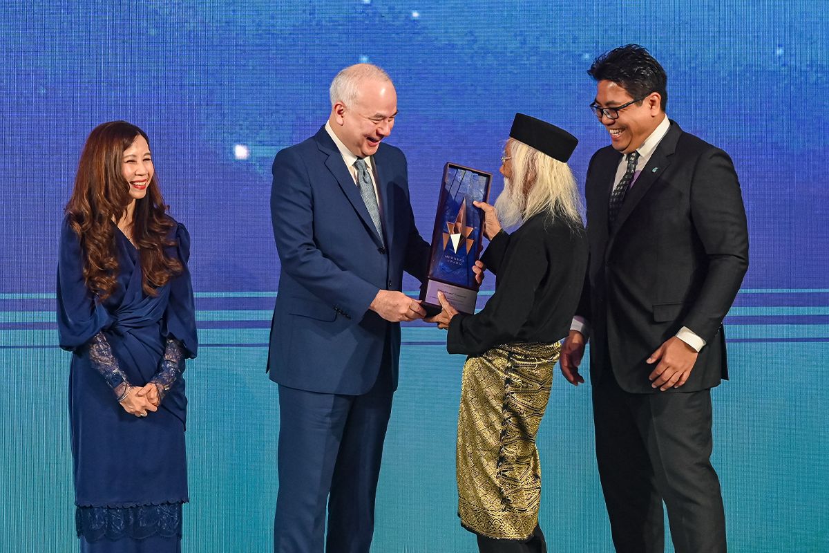 Siti Hurrairah Sulaiman, Merdeka Award Trust royal patron and chairman Sultan Nazrin Muizzuddin Shah and Dato’ Seri Dr Abdul Samad Said, Tan Sri Tengku Muhammad Taufik