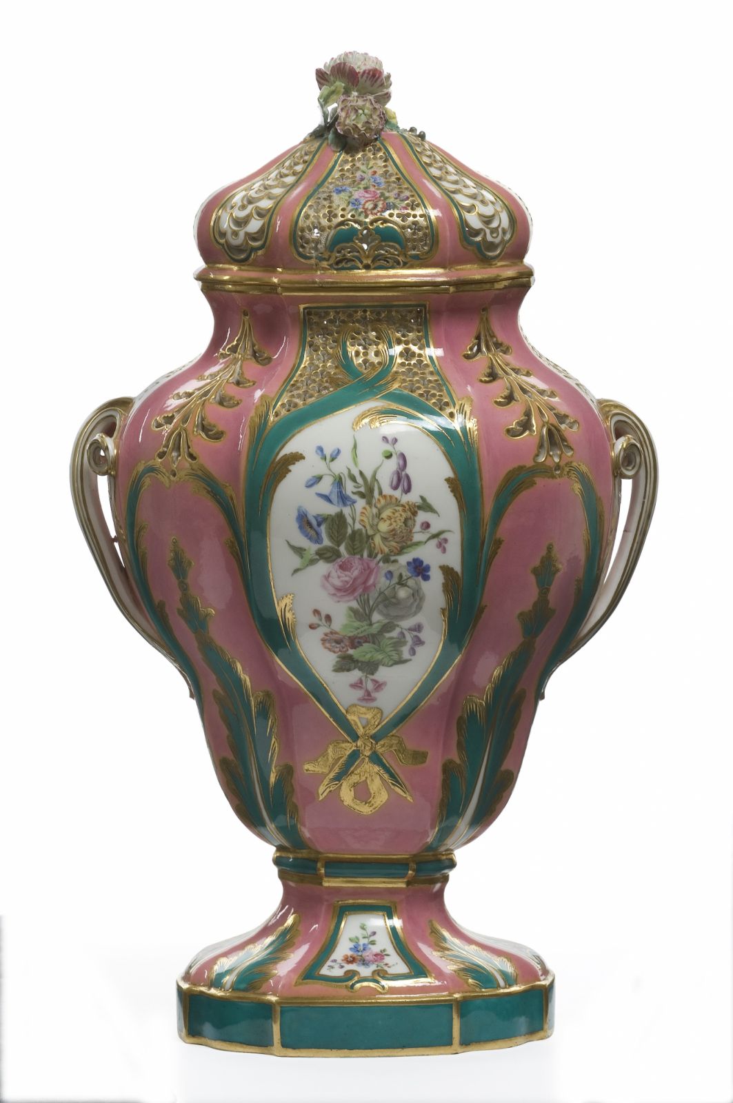 百花香花瓶 法國裝飾藝術博物館典藏 1759年 法國塞弗爾瓷器工廠 (Sèvres Factory ) 軟質瓷器、琺瑯、鍍金 (Photo: Van Cleef & Arples)