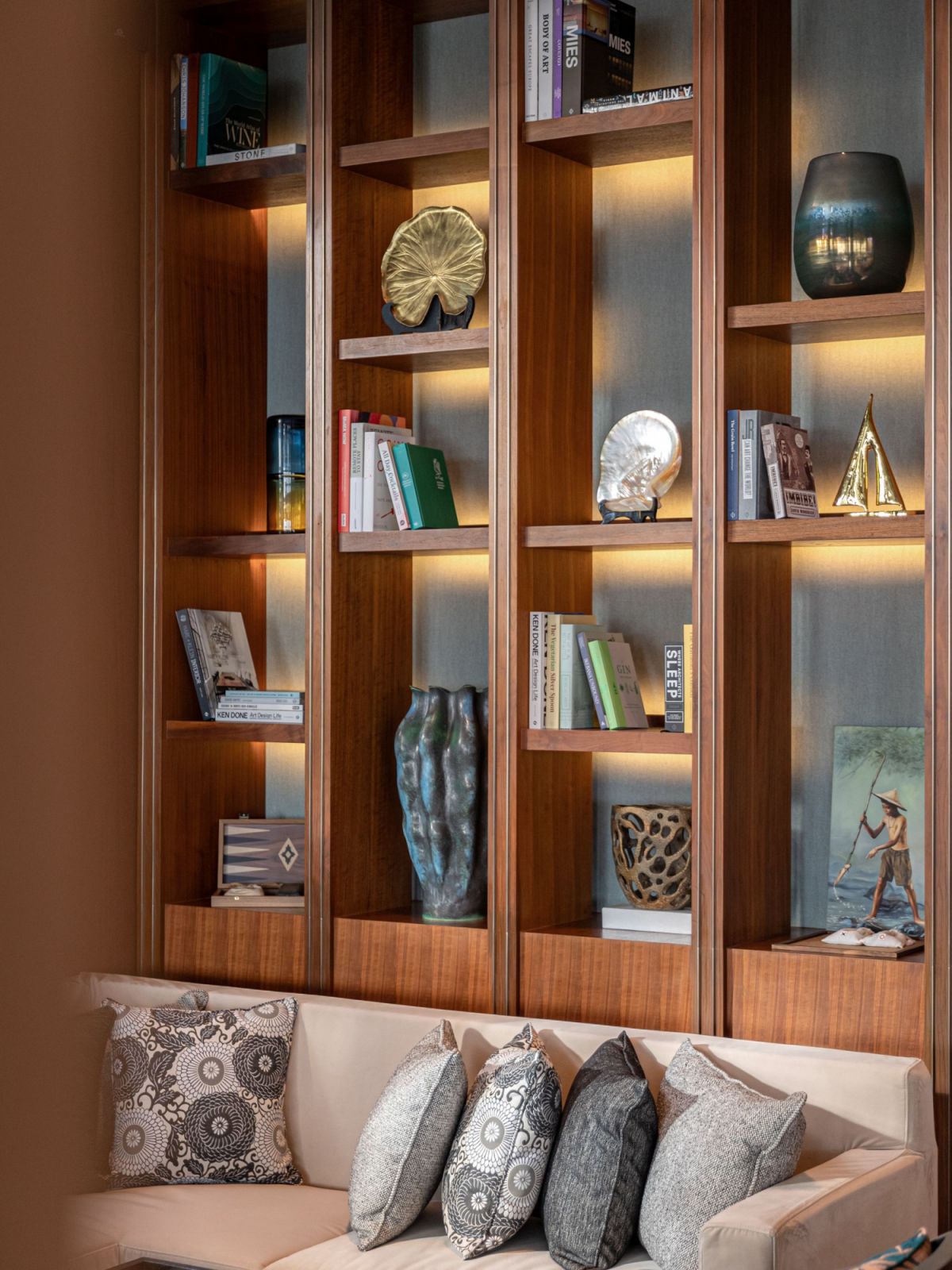 regent-phu-quoc-book-shelves-in-room