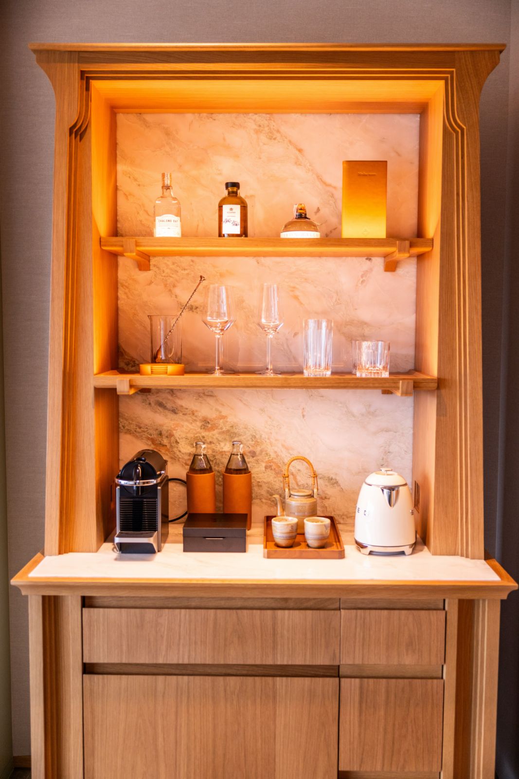 ตู้ Mini Bar ภายในโรงแรมดุสิตธานี กรุงเทพฯ ที่ได้แรงบัลดาลใจจากตู้กับข้าว (ภาพ: Worapon Teerawatvijit)