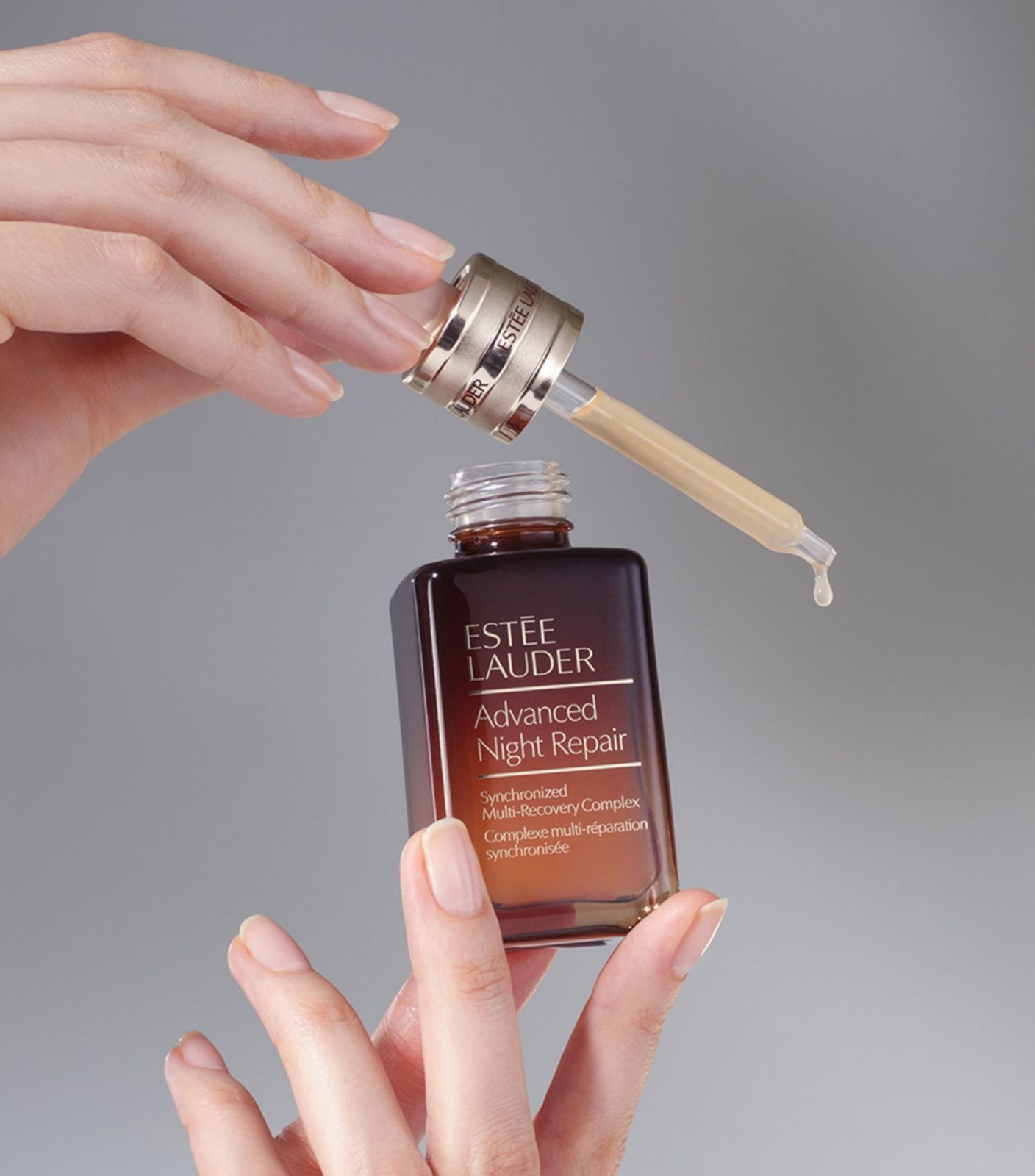 Công nghệ tín hiệu nguồn Chronolux ™ trong Serum Advanced Night Repair của Estee Lauder