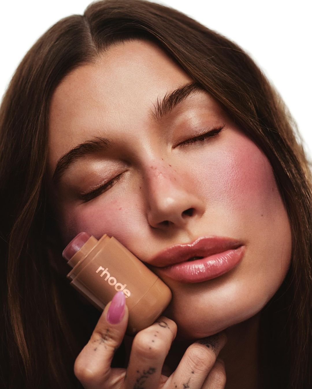 Hailey Bieber và phong cách trang điểm má baby cheek flush