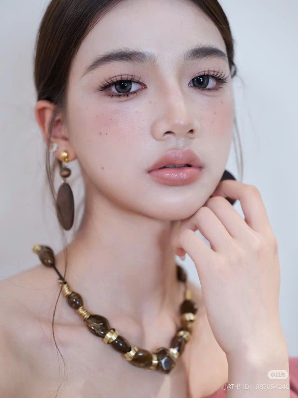 DNA của makeup Douyin nhìn chung là sự nhấn mạnh vào vẻ đẹp có phần “siêu thực”