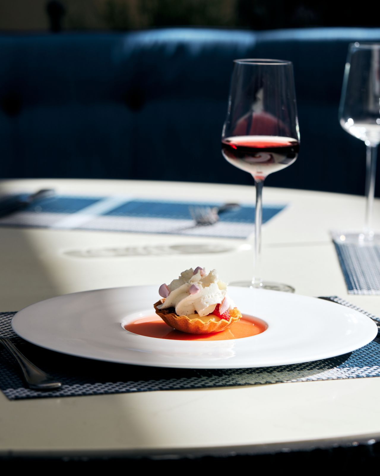 A strawberry tart paired with a glass of wine (Photo: Wolfgang’s Steakhouse)