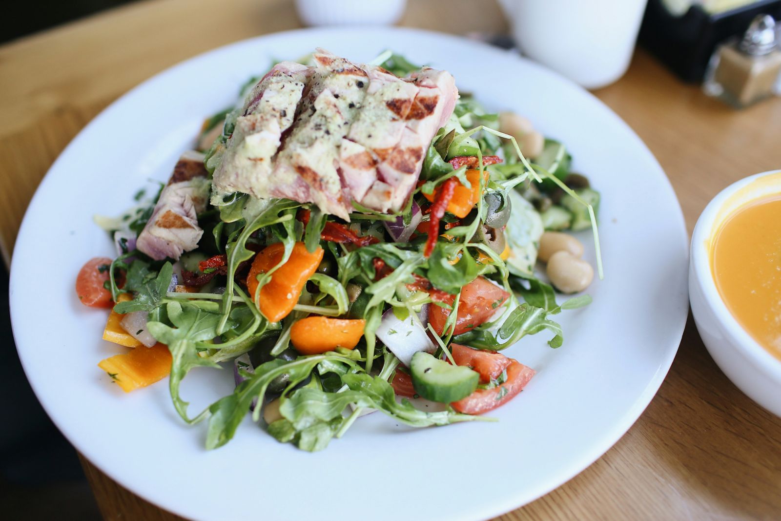 Salad topped with fish (Photo: Fallon Michael/Unsplash)