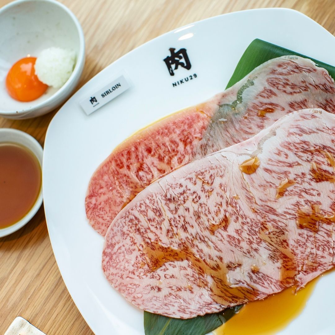 Cuts of sirloin served with egg yolk and rice (Photo: Instagram / @niku29.kl)