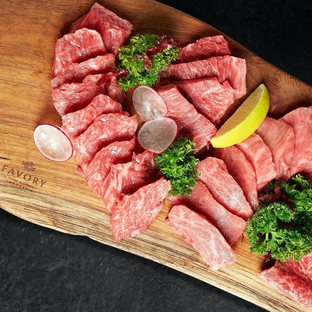 An A5 Wagyu platter (Photo: Instagram / @@ushiraku.kl)