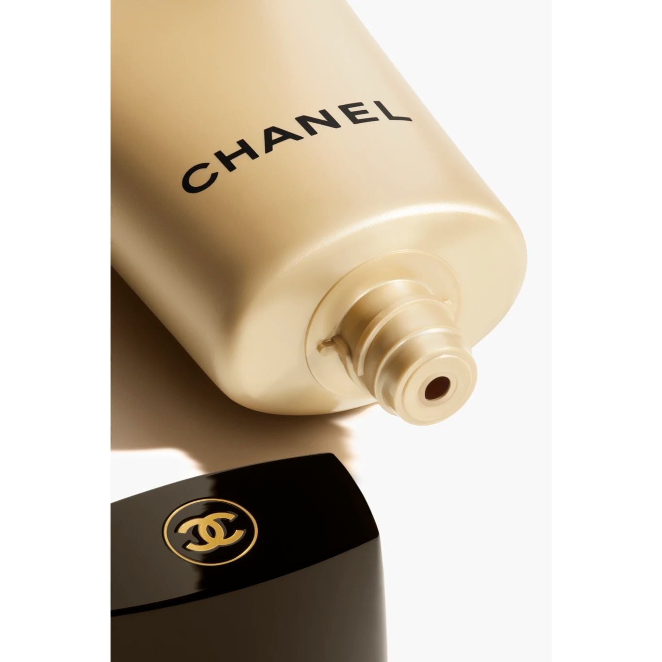 Sữa rửa mặt Sublimage L’Huile-en-Gel de Démaquillage (Ảnh: CHANEL)