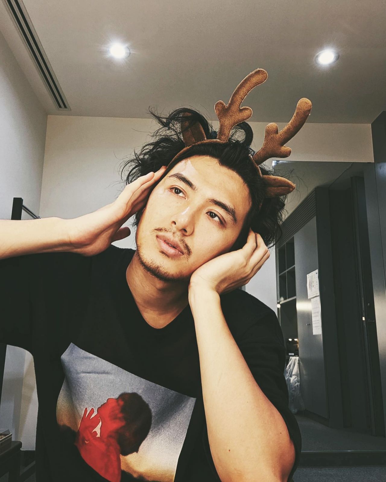 藤井風在Instagram上面非常的放飛自我,時常張貼各種搞怪的照片。(Photo: 藤井風Instagram/@fujiikaze)