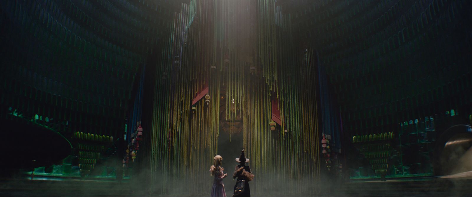 Glinda and Elphaba arrives at the Emerald City (Photo: Universal Pictures)
