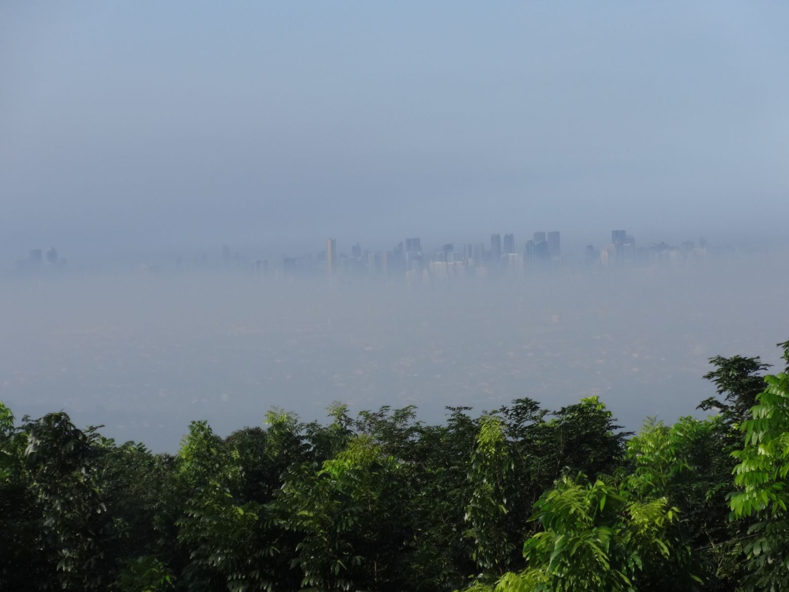 Smog over Metro Manila (Photo: Patrickroque01/Wikimedia Commons)