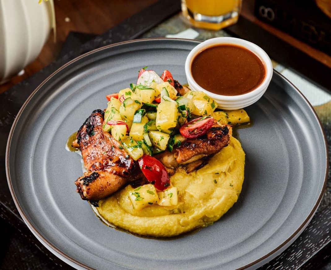 A chicken chop with sweet potato mash and mago salsa (Photo: Instagram / @officialvera.my)
