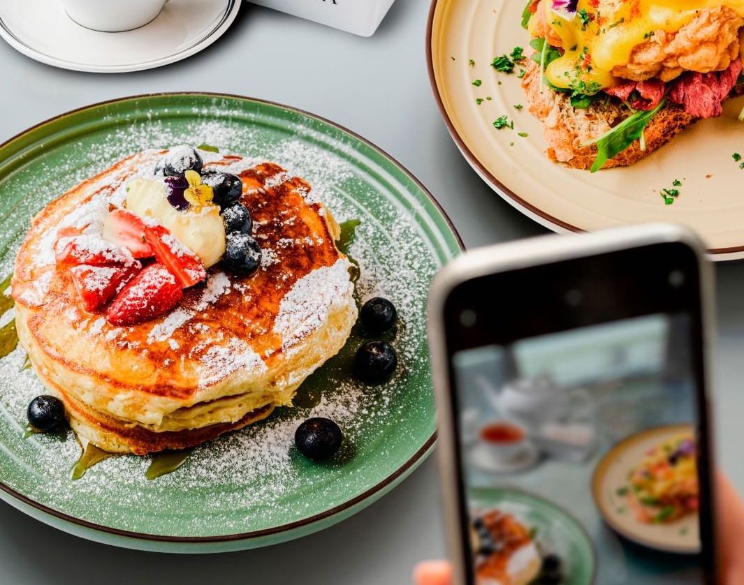 Pancakes topped with berries and syrup (Photo: Instagram / @officialvera.my)
