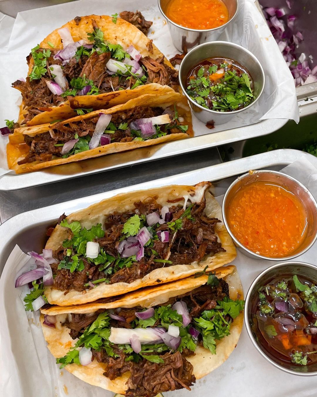 Birria tacos topped with coriander (Photo: Instagram / @comienzomy)