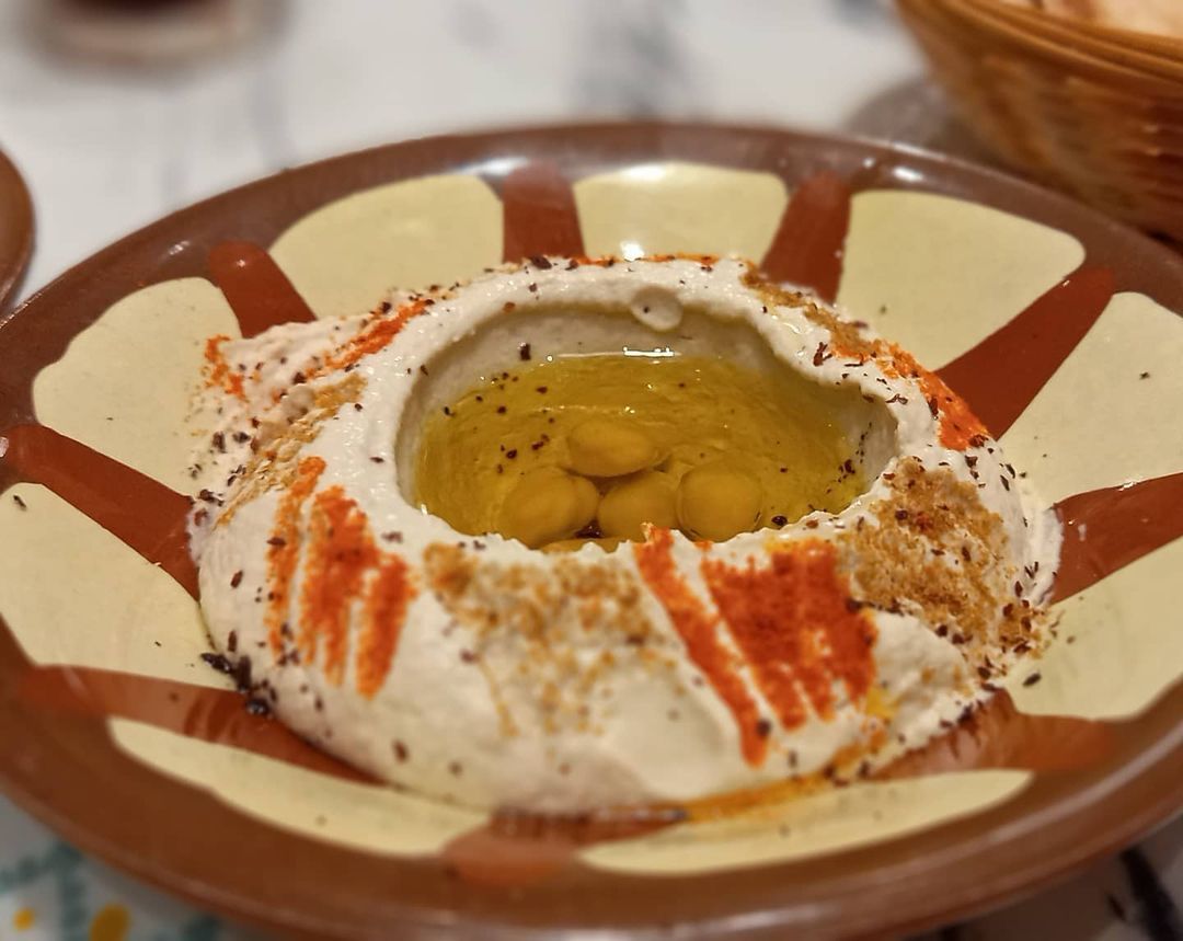 Hummus doused in olive oil (Photo: Instagram / @foodcourt_goli)