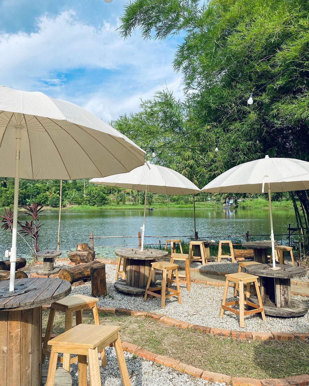 Outdoor seating at The Coffee Dock (Photo: Instagram / @thecoffeedockmy)
