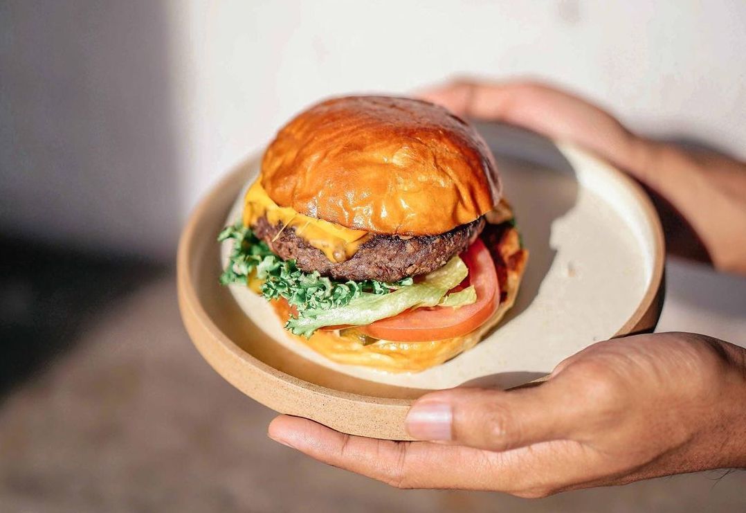 A cheeseburger from Common in Shah Alam (Photo: Instagram / @commonerspace)