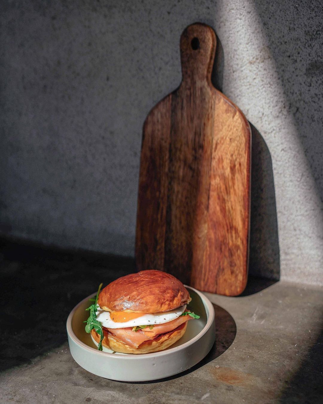 A breakfast sandwich from Common (Photo: Instagram / @commonerspace)