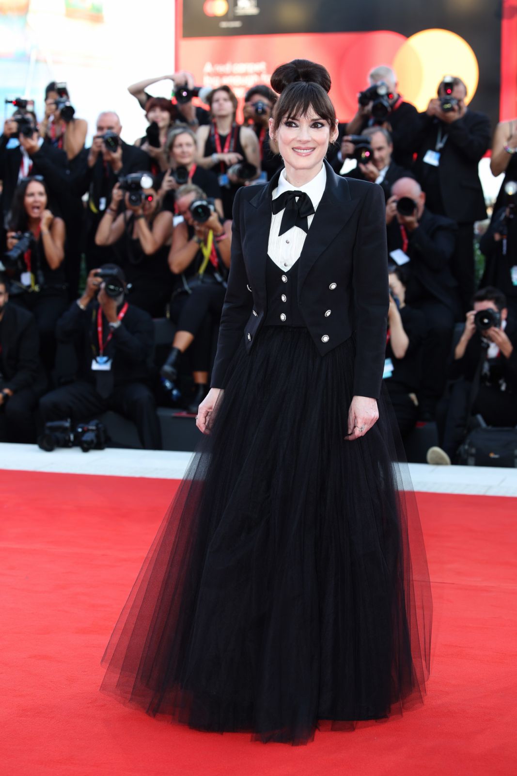 Nữ diễn viên Winona Ryder rạng rỡ trong trang phục Chanel (Ảnh: Chanel)