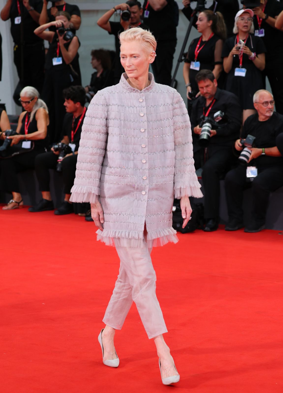 Tilda Swinton là một trong những diễn viên chính của bộ phim “The Room Next Door” do Pedro Almodóvar đạo diễn (Ảnh: Chanel)