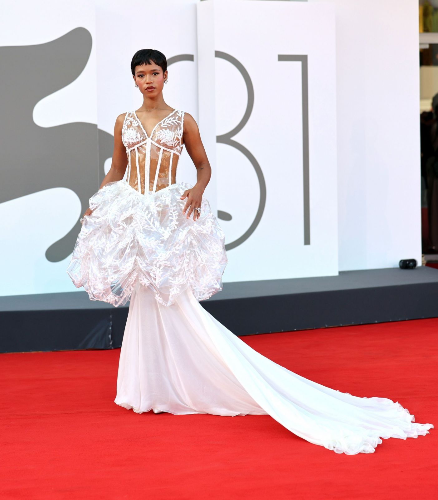 Taylor Russell với vẻ đẹp thanh lịch và thần thái cuốn hút (Ảnh: Chanel)