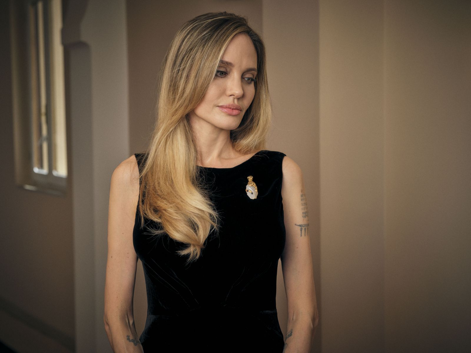 Angelina Jolie đeo trâm cài Panthère Cartier (Ảnh: do Candice Lake cung cấp)