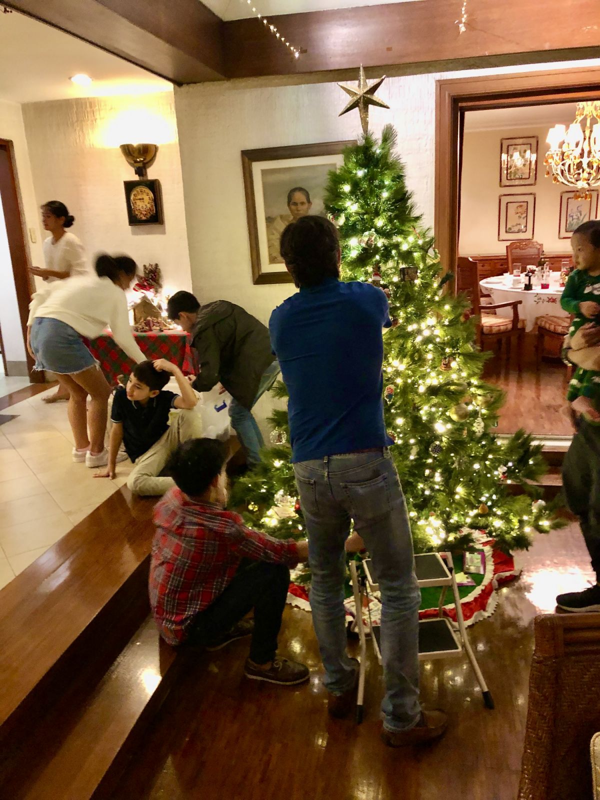 Jose Mari Chan's family around the Christmas tree