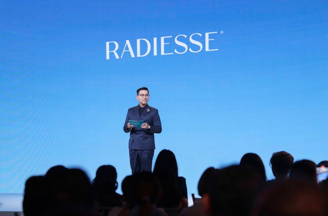 Senior vice president Dr Owen Sunga speaking before the crowd at the launch of Radiesse's first Asia Pacific ambassador Mun Ka-young (photo: Radiesse)