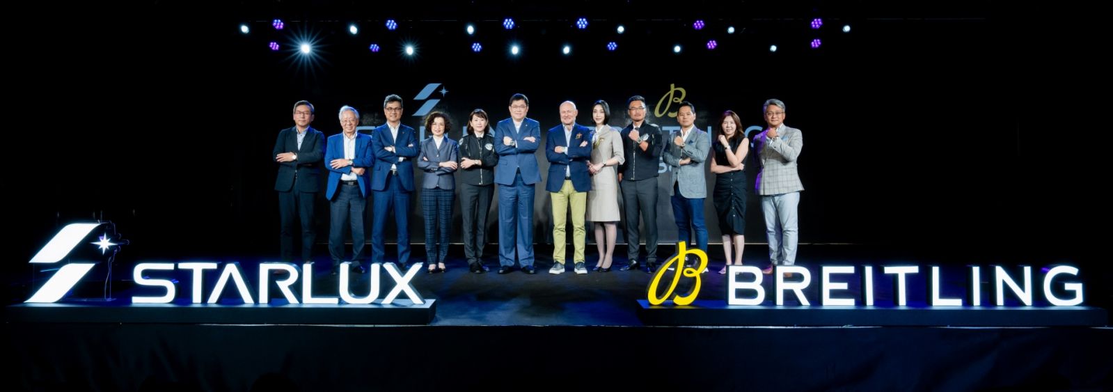 百年靈X星宇航空聯名腕錶上市記者會貴賓大合影,左起依序為星宇航空策略長劉允富、星宇航空公關長聶國維、星宇航空執行長翟健華、台北101總經理朱麗文、星宇航空機師Crystal、星宇航空董事長張國煒、百年靈執行長Georges Kern、星宇航空空服員Annie、星宇航空機師Angus、百年靈亞洲總裁Alvin Soon、百年靈台港澳品牌總監Queenie Chan與百年靈總經理胡朝勝。(Photo: Breitling)
