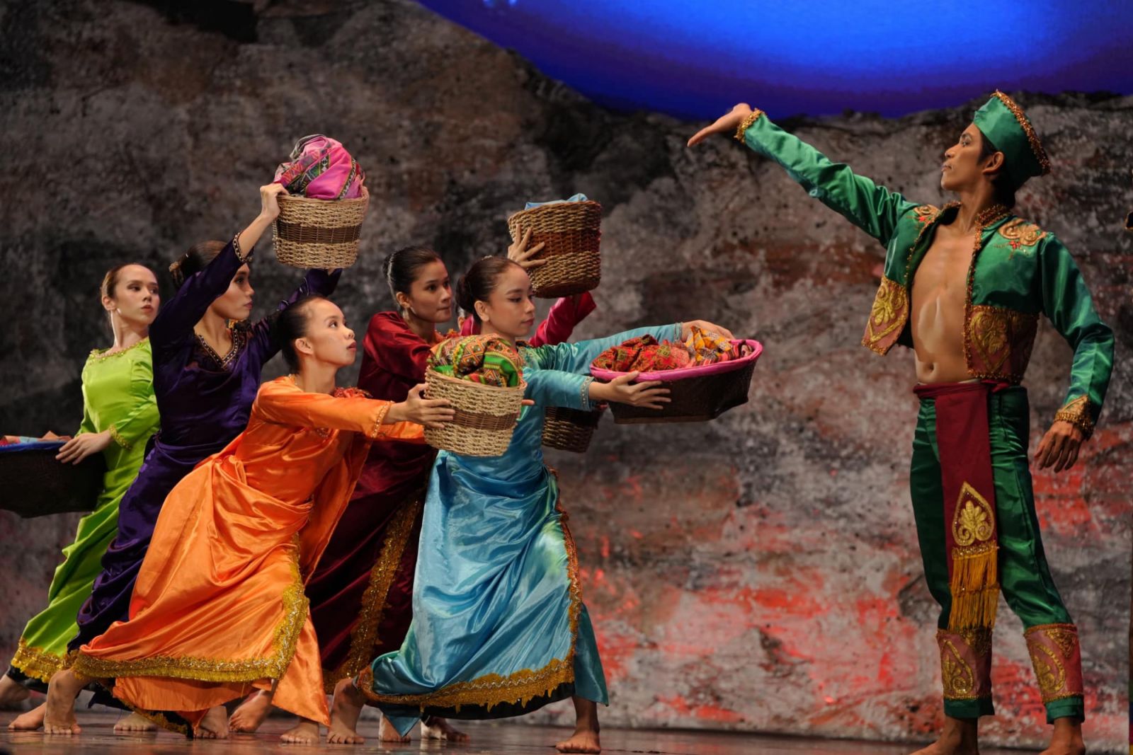 Alice Reyes’ ‘Mga Sinaunang Tao’ in ‘Sayaw Tungo sa Kalayaan’ (Photo: AR Dance Philippines Inc.)