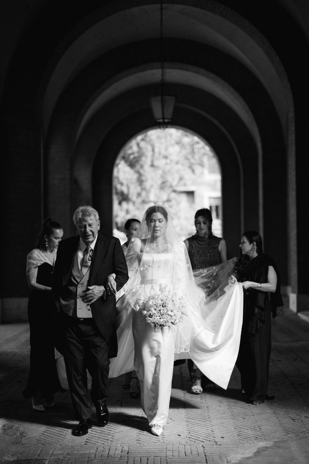 A father walking his daughter down the aisle (Photo: Daniele & Marilia)