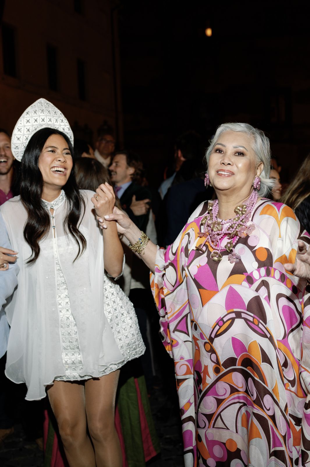 The bride enjoying the night with her mother, Tetta Agustin (Photo: Daniele & Marilia)