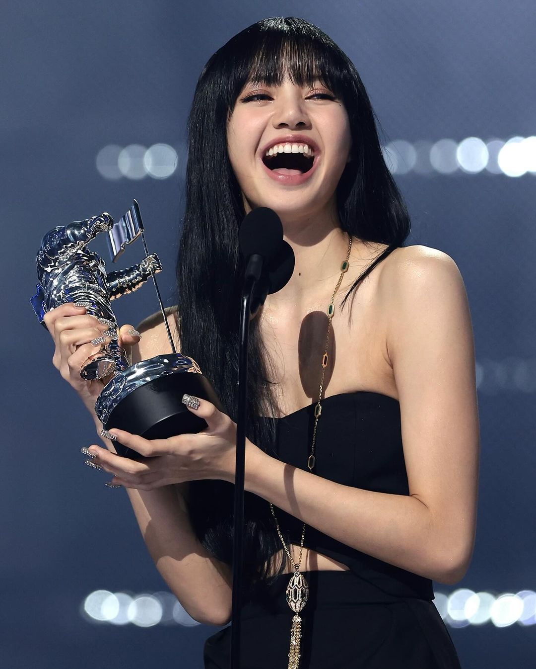 Lisa winning the MTV Video Music Awards ‘Best K-Pop’ trophy in 2022 (Photo: Instagram / @vmas)