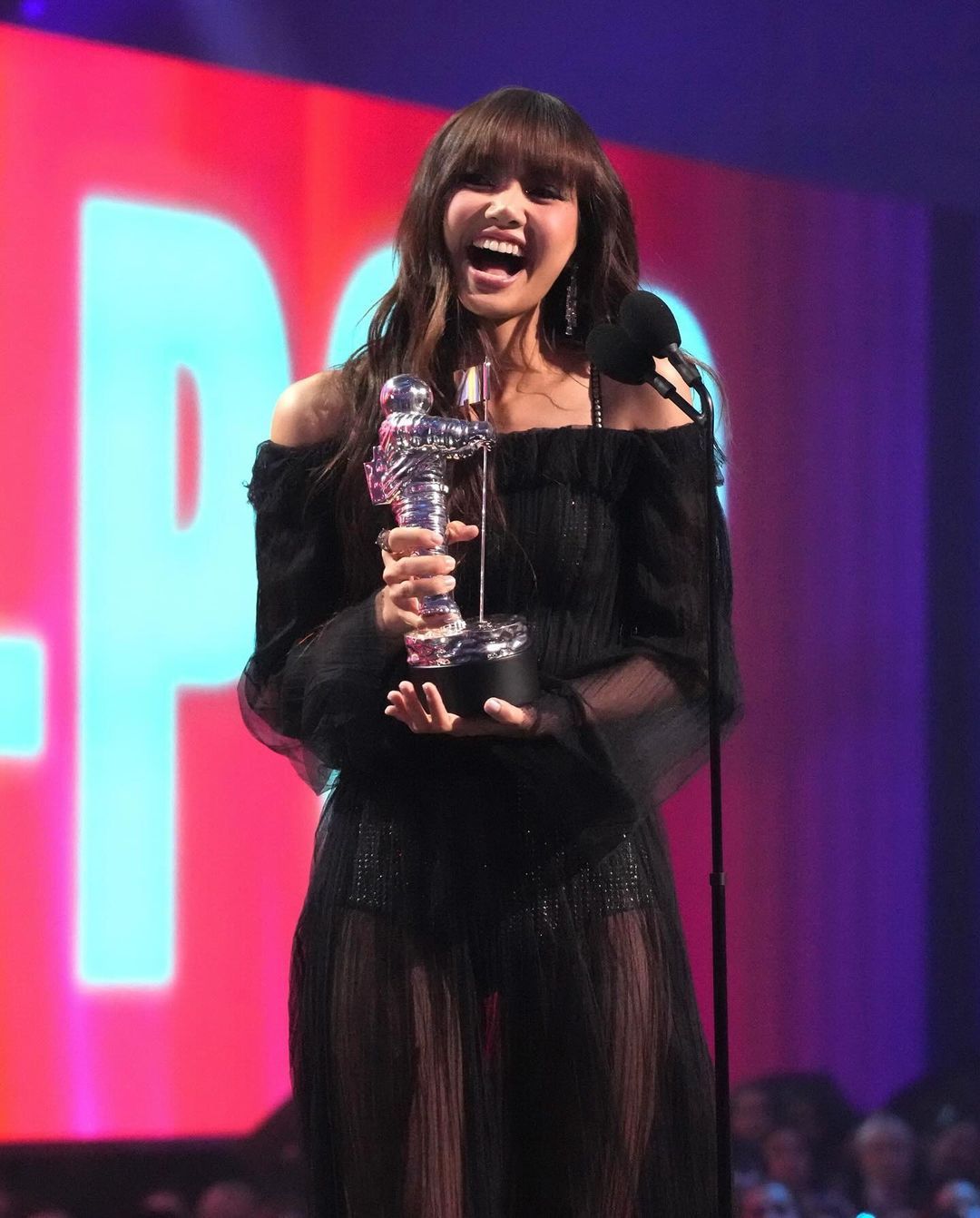 Lisa winning the MTV Video Music Awards ‘Best K-Pop’ trophy in 2024 (Photo: Instagram / @vmas)