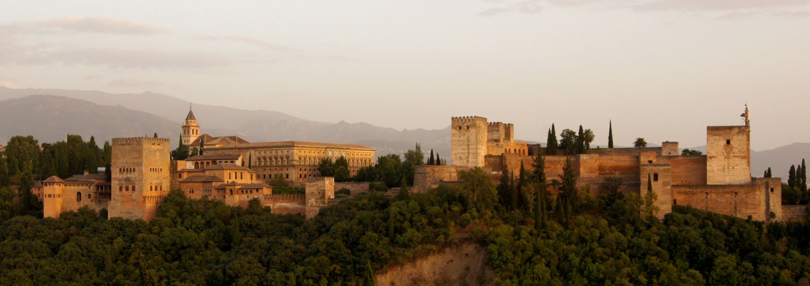 The Alhambra (The Red) in the evening light, Granada, Spain. View from mirador San Nicolas. (Photo: Wikimedia Commons / Jebulon)
