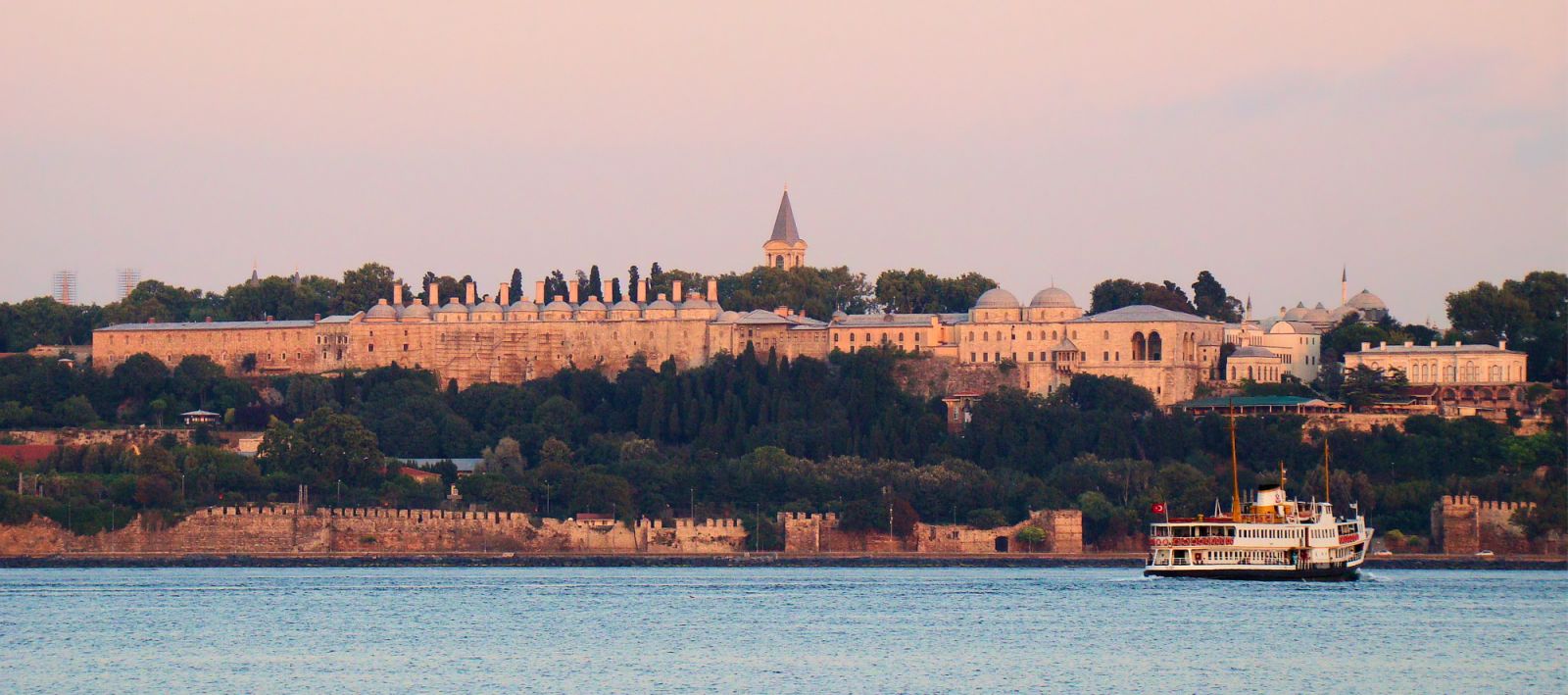 The Topkapı Palace, Seraglio Point (Sarayburnu), and the Golden Horn at sunrise, photographed from across the Bosphorus at the Harem ferry terminal in Turkey. (Photo: Wikimedia Commons / Bjørn Christian Tørrissen)
