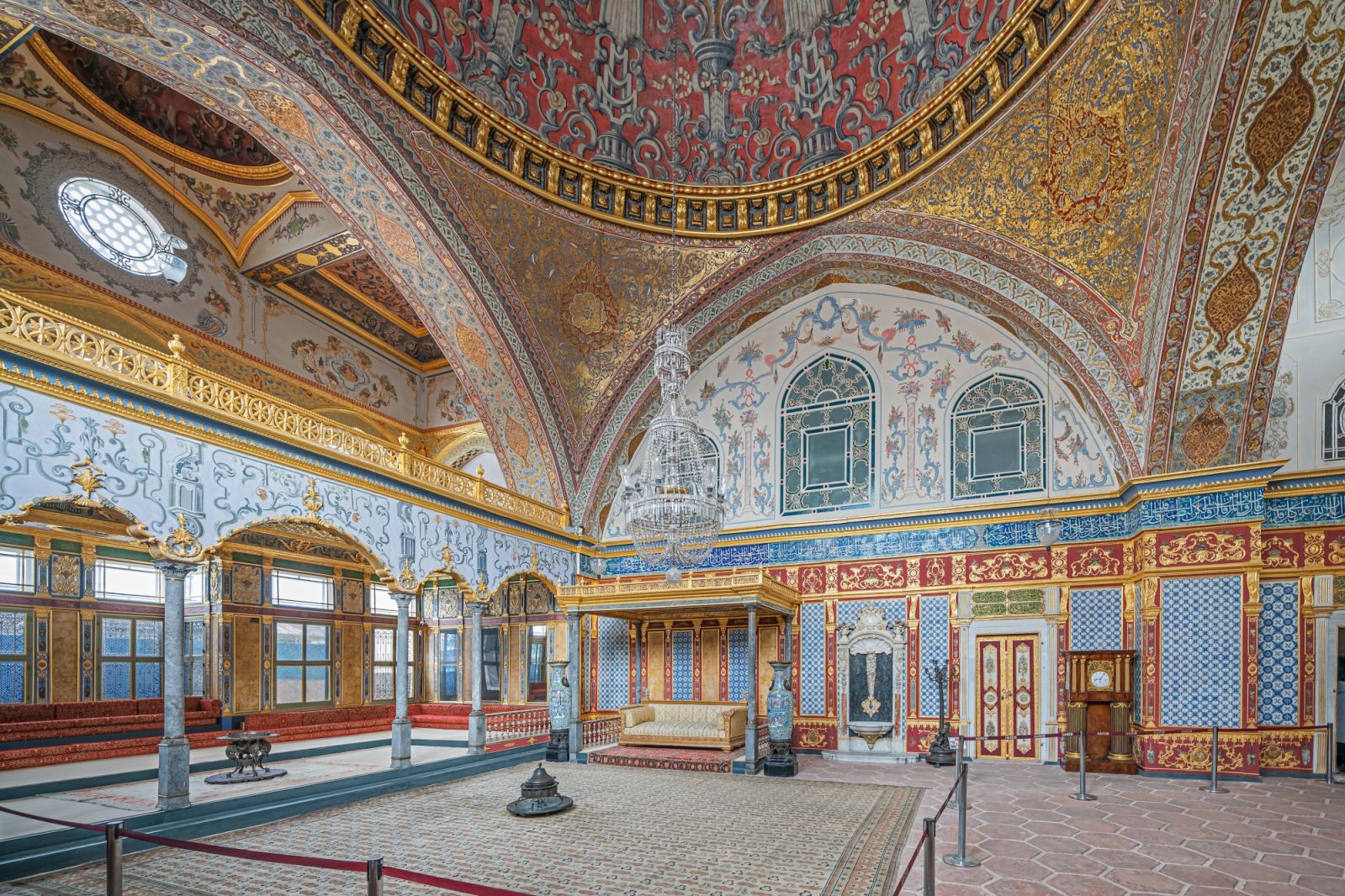 Imperial Hall in Harem of Topkapı Palace in Istanbul, Turkey. (Photo: Wikimedia Commons / A.Savin)