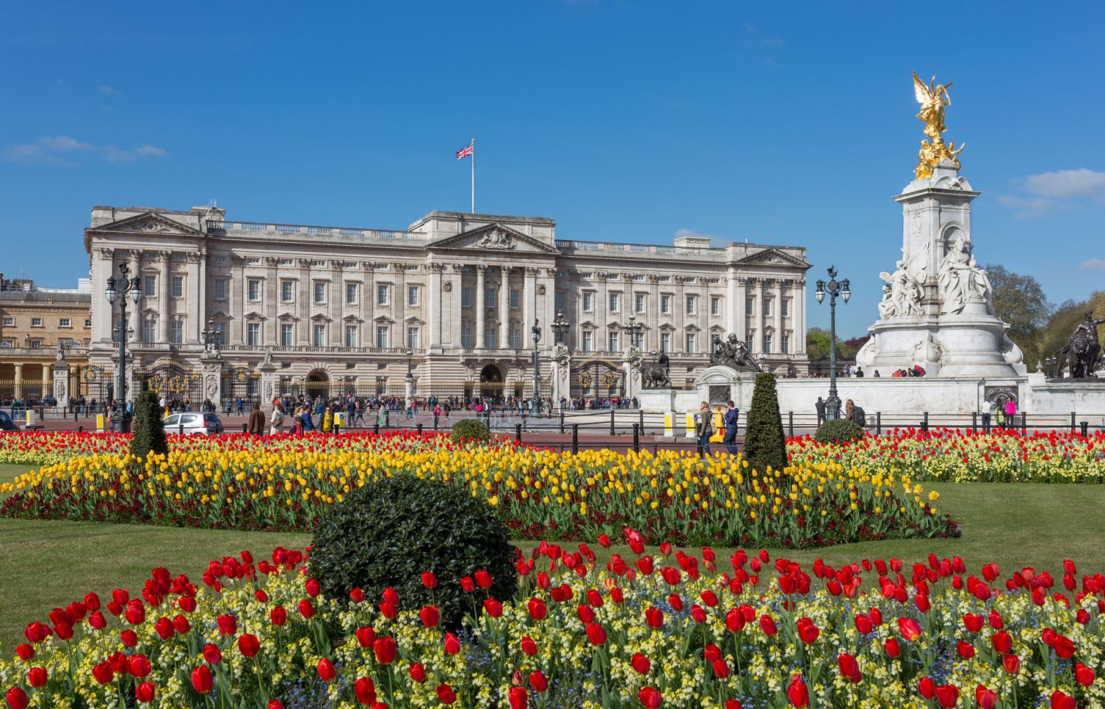 The view of the eastern façade of Buckingham Palace and the Victoria Memorial, seen from the gardens. (Photo: Wikimedia Commons / Diliff)