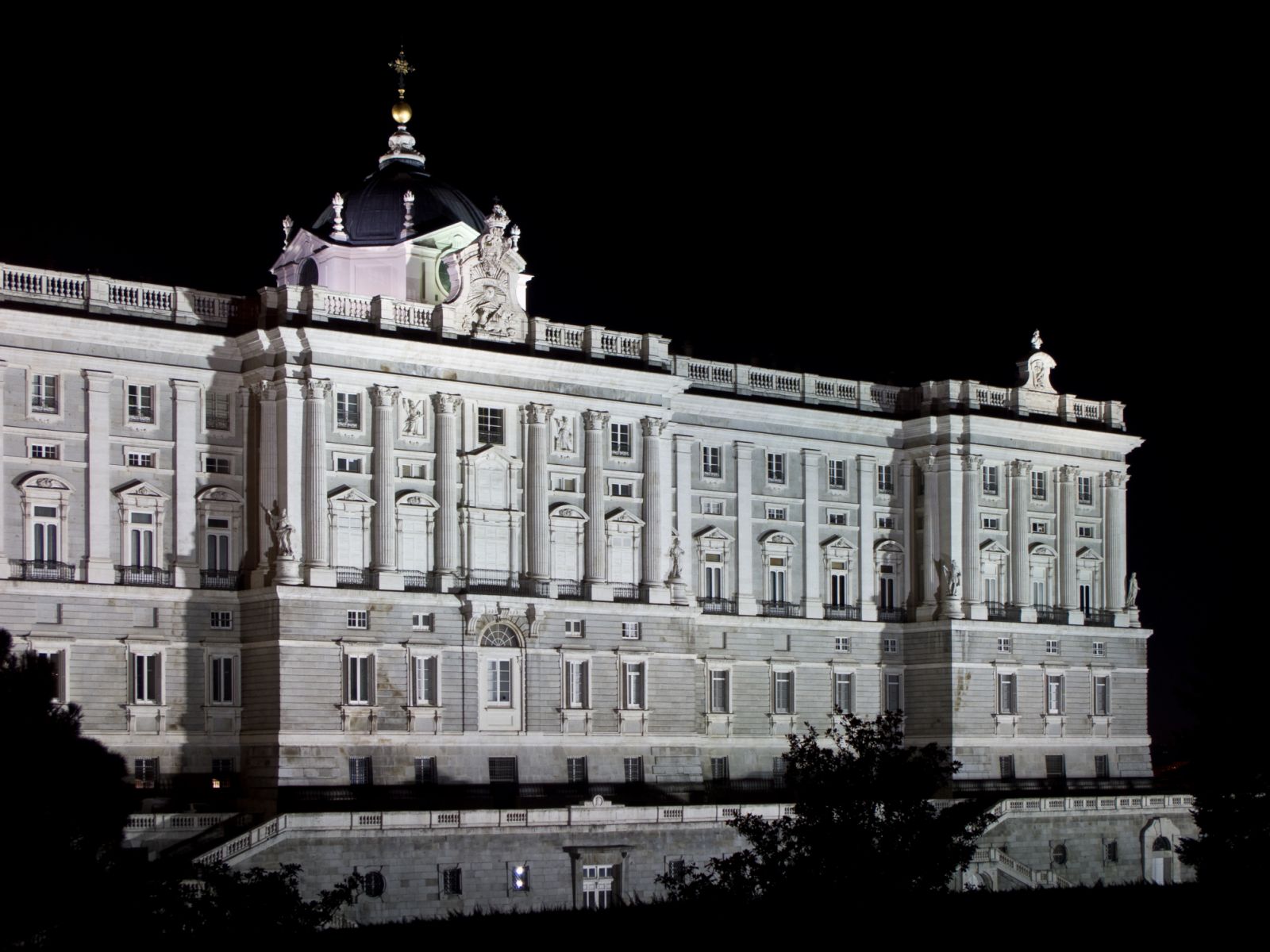 Night view of the Royal Palace in Madrid, Spain. (Photo: Wikimedia Commons / Carlos Delgado)