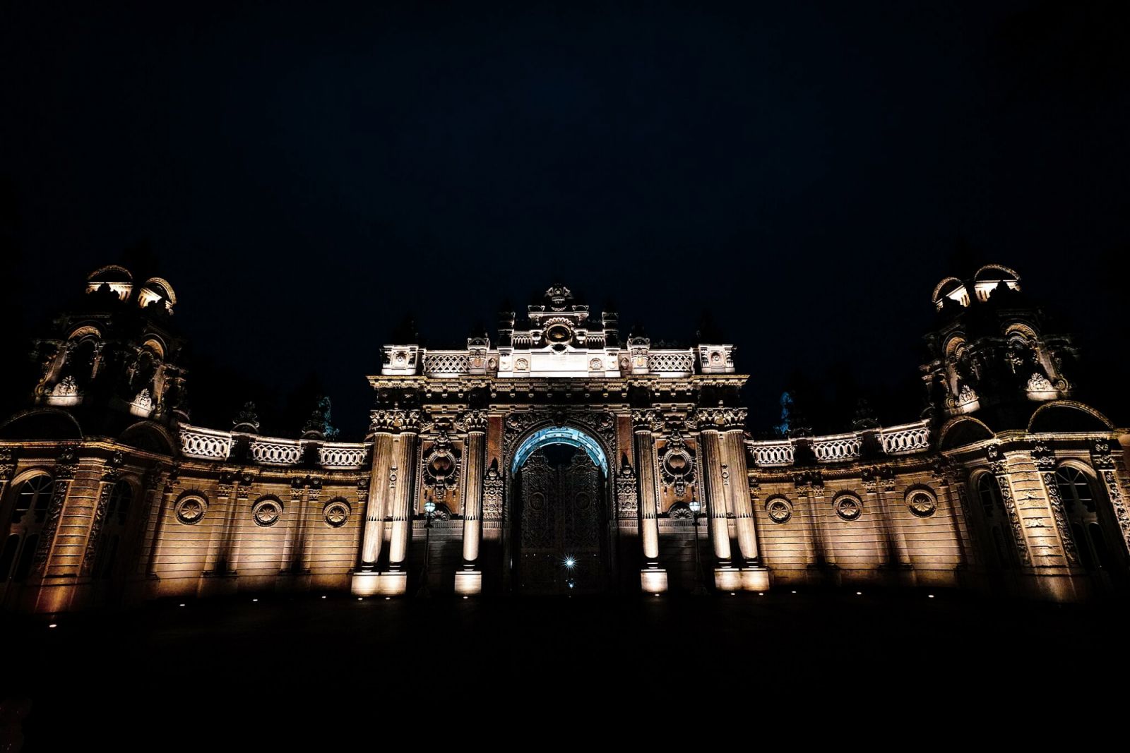 Dolmabahçe Palace at night. (Photo: Wikimedia Commons)
