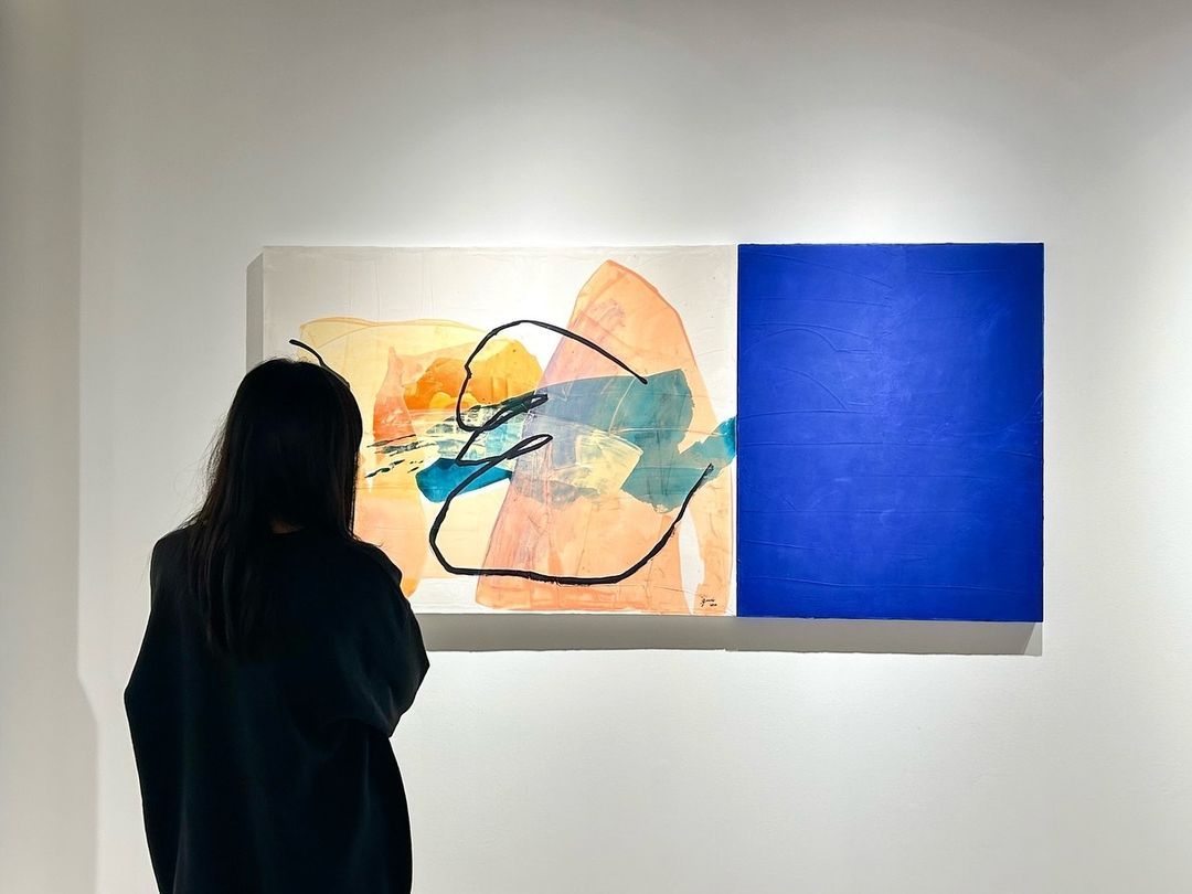 Snippet of ‘Blue Plate, Synthetic Savor’ by Gabby Prado (Photo: Instagram / Galerie Stephanie)