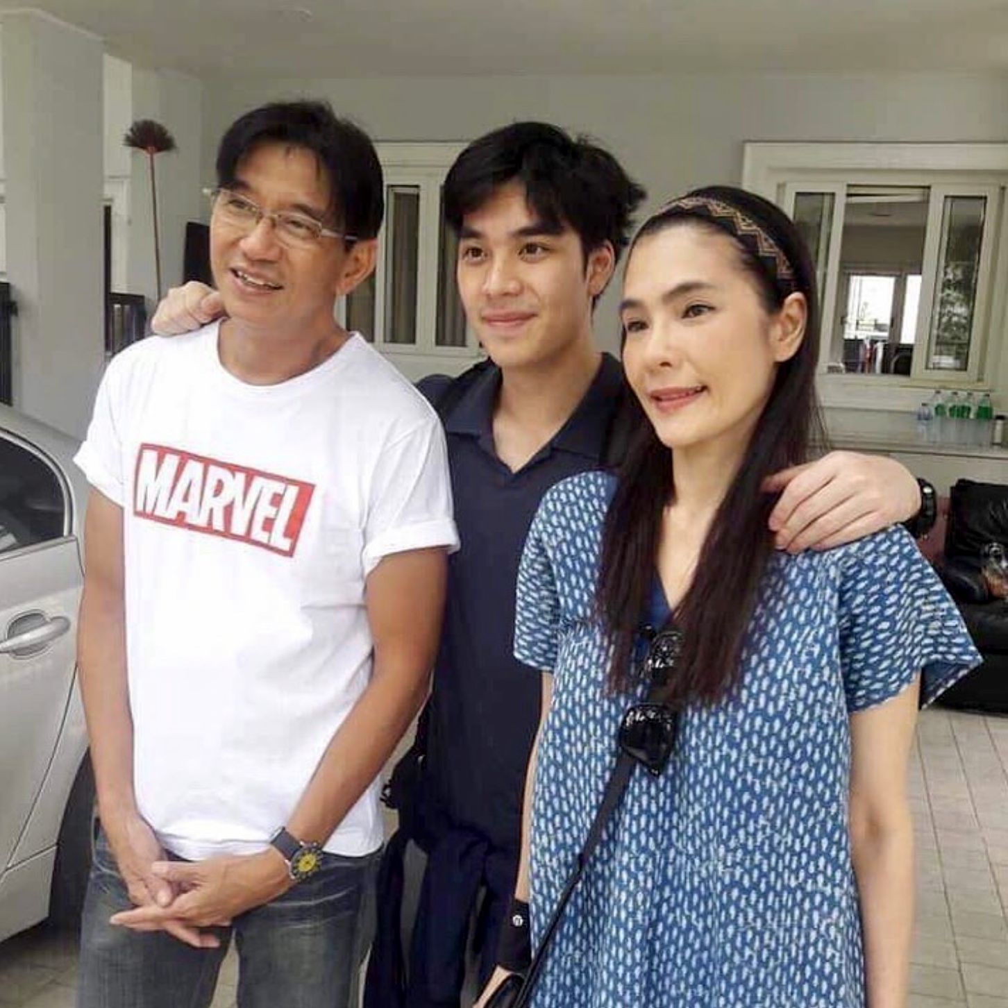 เอม สรรเพชญ์ คุณากร กับพ่อดู๋ สัญญา คุณากร และแม่อุ๋ย อาทิตยา คุณากร เอม สรรเพชญ์ คุณากร (ภาพ: Instagram / @aimmku)