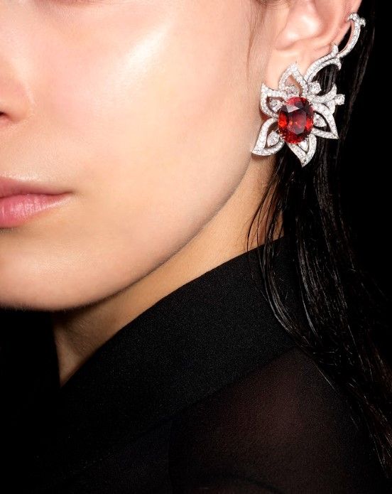 Gucci Labirinti earrings in white gold with Mandarin garnets and diamonds (Photo: Gucci)